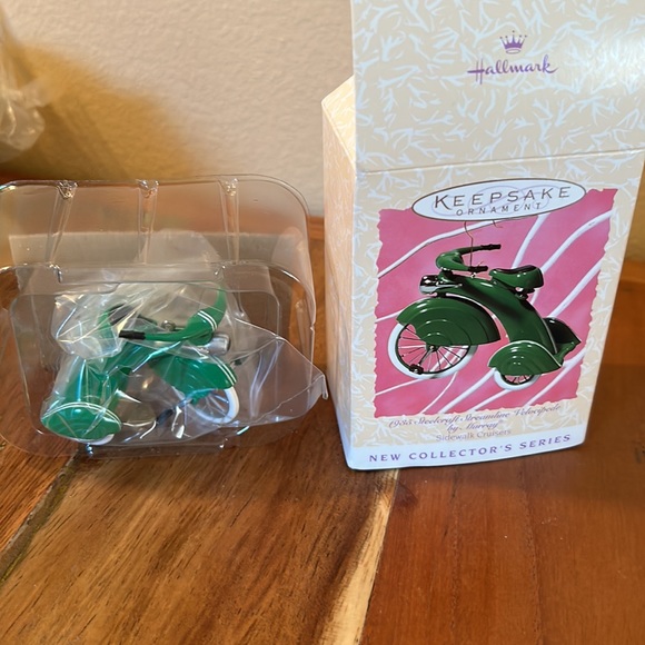 Hallmark Springtime collectors seriesSidewalk Cruiser - Picture 5 of 5